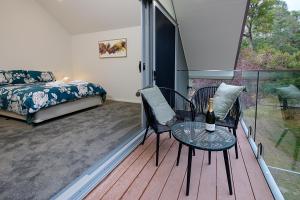 Pokój z balkonem ze stołem i łóżkiem w obiekcie Serenity Halls Gap 4A: Absolute NP Frontage w mieście Halls Gap