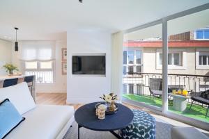 TV a/nebo společenská místnost v ubytování iloftmalaga Plaza de las Flores Premium