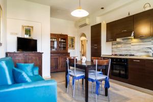 カスティリオーネ・デッラ・ペスカーイアにあるCasa Ritaのキッチン(ダイニングルームテーブル、青い椅子付)