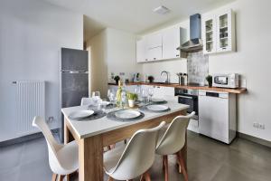 Kuchyňa alebo kuchynka v ubytovaní Appartement Le Spacieux Lyonnais