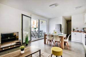 Kuchyňa alebo kuchynka v ubytovaní Appartement Le Spacieux Lyonnais