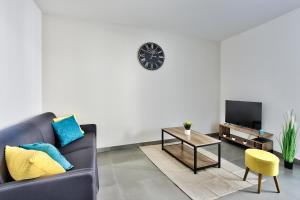 Televízia a/alebo spoločenská miestnosť v ubytovaní Appartement Le Spacieux Lyonnais + 10 fotografií