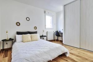 Posteľ alebo postele v izbe v ubytovaní Appartement Le Spacieux Lyonnais