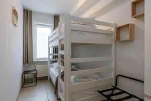 Zimmer mit Etagenbett in einem Zimmer in der Unterkunft Bright apartment with beautiful sea view in Middelkerke