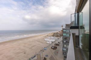 Blick auf den Strand von einem Gebäude in der Unterkunft Bright apartment with beautiful sea view in Middelkerke