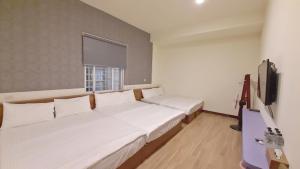 A bed or beds in a room at 加依家溫馨民宿Home Sweet Beach Hotel