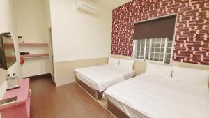 A bed or beds in a room at 加依家溫馨民宿Home Sweet Beach Hotel
