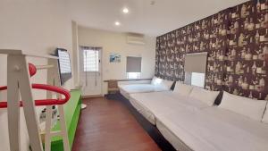 A bed or beds in a room at 加依家溫馨民宿Home Sweet Beach Hotel