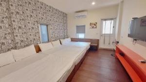 A bed or beds in a room at 加依家溫馨民宿Home Sweet Beach Hotel