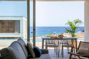 a living room with a table and a view of the ocean at Kora Nivaria Beach in Abades