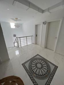 um quarto com piso em azulejo e tecto em Villa Line em Taguermess