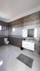 bagno con lavandino e servizi igienici di Villa Line a Taguermess