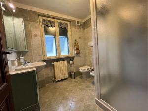 a bathroom with a sink and a toilet at Cascina Folletto in Novi Ligure