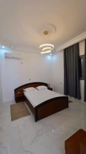 1 dormitorio con 1 cama grande en una habitación en Villa Line en Taguermess