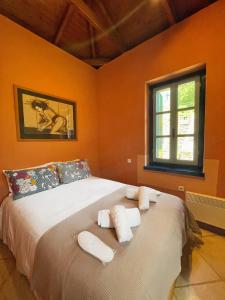Postel nebo postele na pokoji v ubytování The Blue Getaway - Next to Pithara Waterfalls