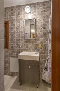 een badkamer met een wastafel en een spiegel bij Beautiful historic house in Koskinou