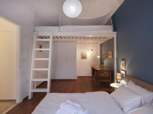 Fyllis17 - Cozy apartment in the heart of Athens في أثينا: غرفة نوم مع سرير بطابقين ومكتب