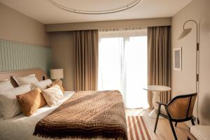 Ein Bett oder Betten in einem Zimmer der Unterkunft Emeria Dinard Thalasso Spa