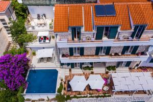 una vista aérea de un edificio con piscina en Villa Adrian en Dubrovnik