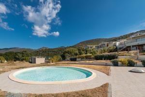 een zwembad in een tuin met een huis bij Casa Ricale in Terra Mala