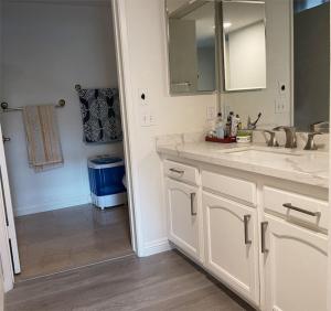 La salle de bains est pourvue d'un lavabo et d'un miroir. dans l'établissement Monthly only, Quite condo in the 55 community,10 min to Laguna beach, à Laguna Woods