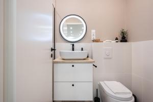 W łazience znajduje się umywalka i lustro. w obiekcie KL35- Boutique Apartments, Best Location. By BQA w Budapeszcie