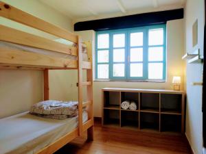 Двухъярусная кровать или двухъярусные кровати в номере Surfhousegerra