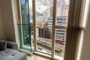 um quarto com uma grande janela com vista para a cidade em Luxury Flat Croydon em Croydon