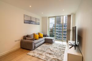 uma sala de estar com um sofá e uma grande janela em Luxury Flat Croydon em Croydon