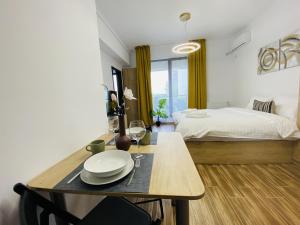 a room with a dining table and a bed at New City Studios with Balcony in Bucharest