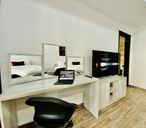 - un bureau avec un ordinateur portable et une chaise dans la chambre dans l'établissement New City Studios with Balcony, à Bucarest