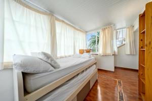een bed in een kamer met een groot raam bij Global María in Cambrils