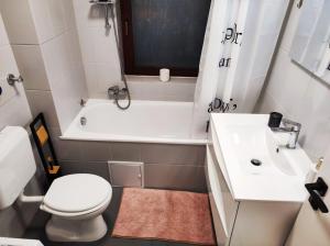 een badkamer met toilet, bad en wastafel bij Apartment Dada in Zagreb +9 foto's