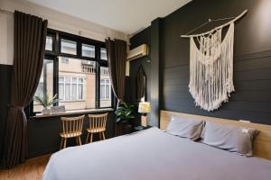 Кровать или кровати в номере KemKayVilla w 5BR_ Bathtub_RooftopViews_30s to HoanKiem Lake