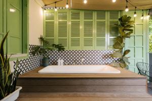 y baño con bañera grande y plantas. en KemKayVilla w 5BR_ Bathtub_RooftopViews_30s to HoanKiem Lake en Hanoi