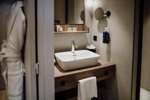 Ein Badezimmer in der Unterkunft Emeria Dinard Thalasso Spa