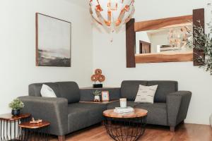 uma sala de estar com um sofá e duas mesas em Studio 112 em Ensenada