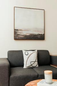 恩塞納達港的住宿－Studio 112，客厅配有沙发和墙上的照片