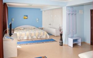A bed or beds in a room at ArdoVel Park Hotel