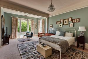 Clifton Homestead في Ranelagh: غرفة نوم مع سرير وغرفة معيشة