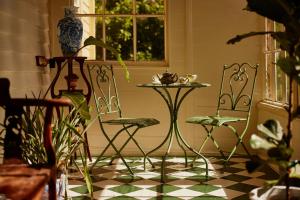 Clifton Homestead في Ranelagh: فناء فيه كرسيين وطاولة