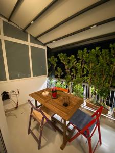 una mesa de madera y 2 sillas en el patio en Modern studio apartment B en Atenas