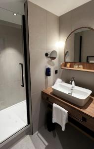 Ein Badezimmer in der Unterkunft Emeria Dinard Thalasso Spa