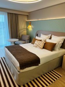 Ein Bett oder Betten in einem Zimmer der Unterkunft Emeria Dinard Thalasso Spa