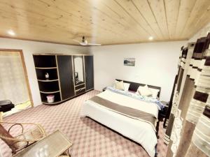 - une chambre avec un grand lit dans l'établissement Sheesha Residency, à Srinagar