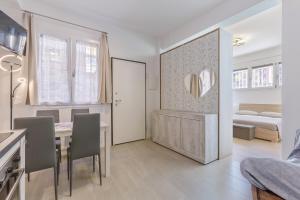een keuken en eetkamer met een tafel en stoelen bij San Donato Fiere Essential Apartment w/parking in Bologna