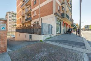een lege straat voor een gebouw bij San Donato Fiere Essential Apartment w/parking in Bologna