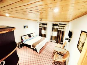 1 dormitorio con cama y techo de madera en Sheesha Residency, en Srinagar