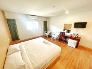 Ban Ba Ngan的住宿－นคร นอน เล่น(Nakhon Norn Len)，卧室配有一张白色大床和一张书桌