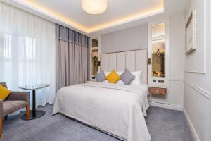 Rúm í herbergi á Grand Hotel Tralee